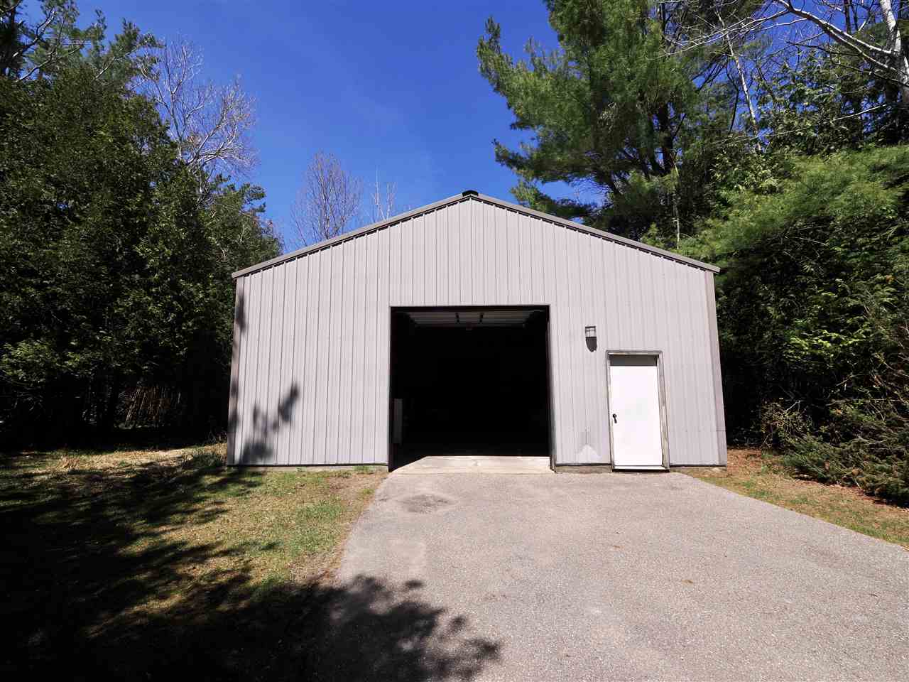 3877 Commodore Drive