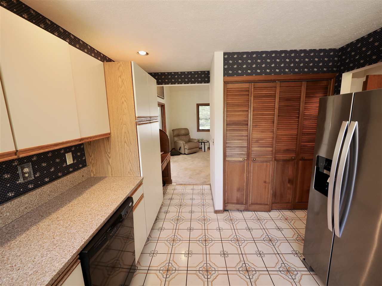 3877 Commodore Drive