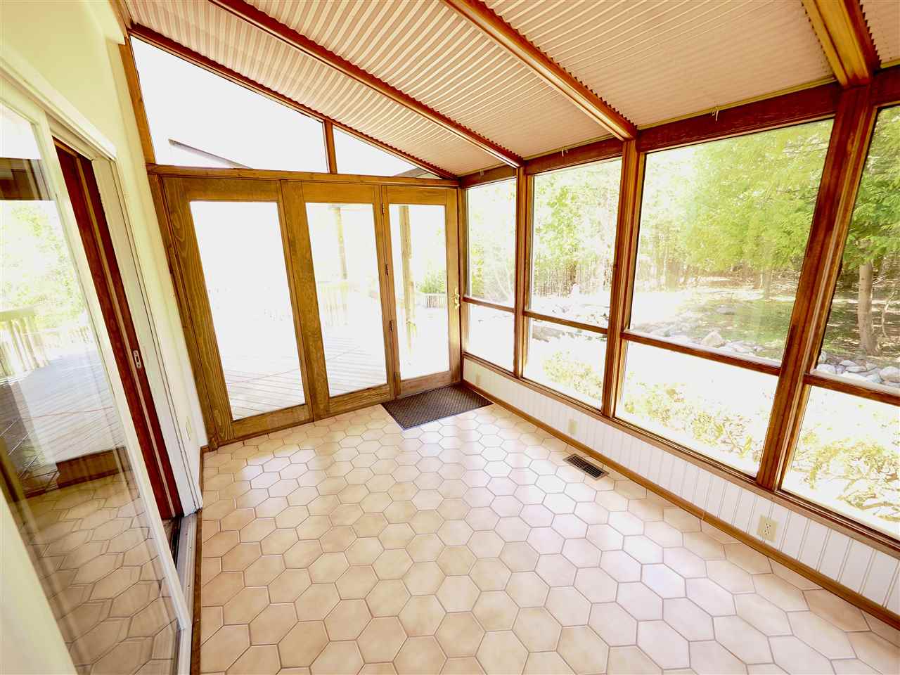 3877 Commodore Drive