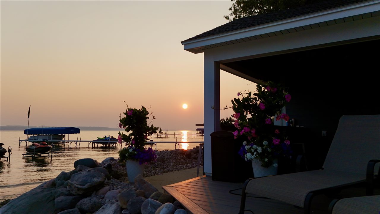 3312 Springwater Beach Road