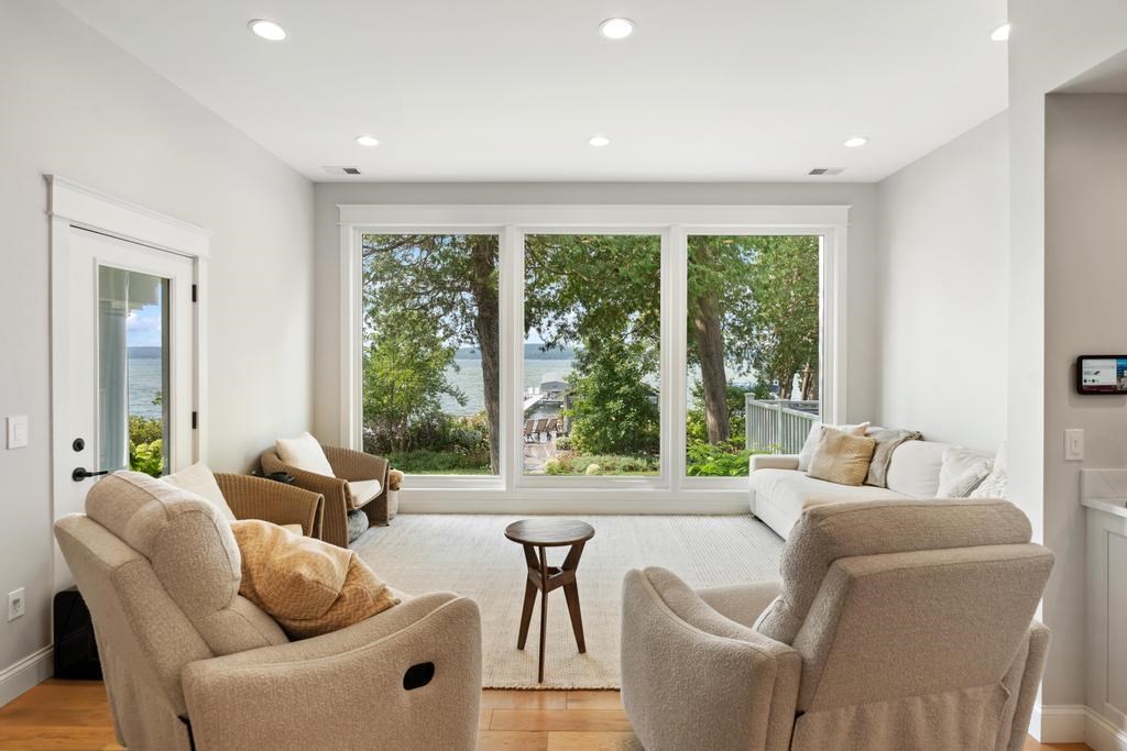 3312 Springwater Beach Road