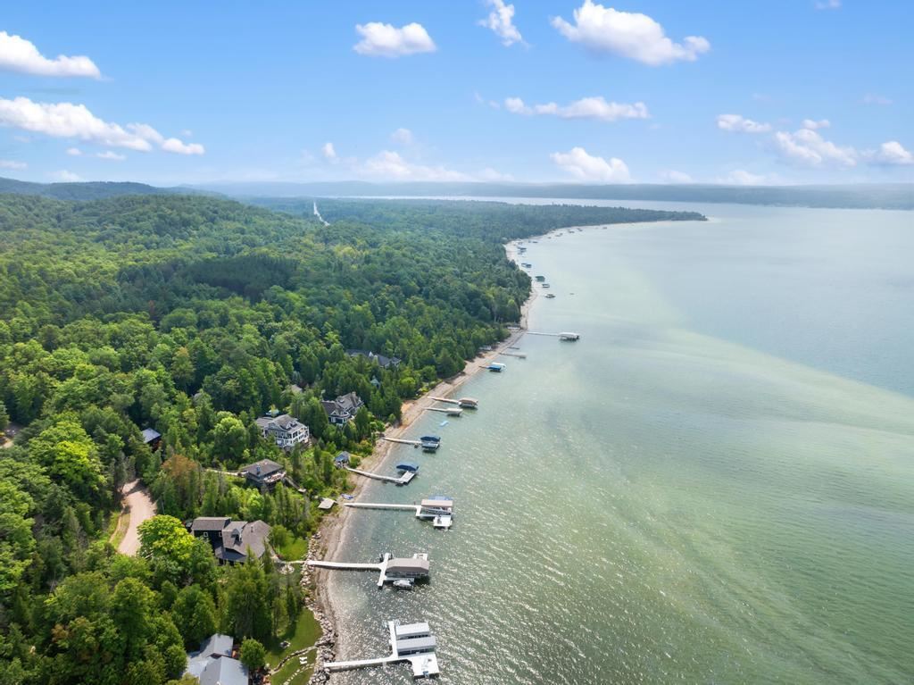 3312 Springwater Beach Road