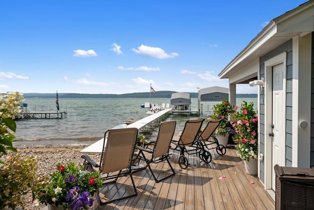 3312 Springwater Beach Road