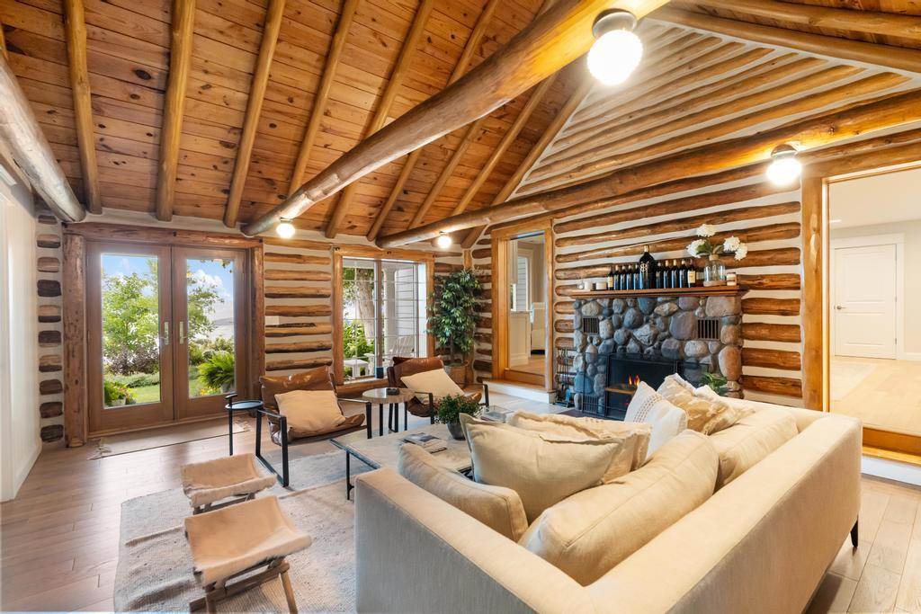 3312 Springwater Beach Road