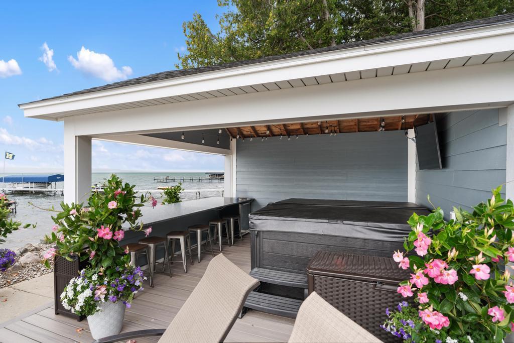 3312 Springwater Beach Road