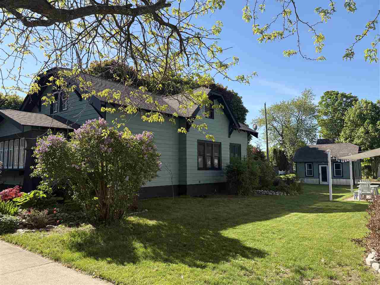118 E Hurlbut Avenue