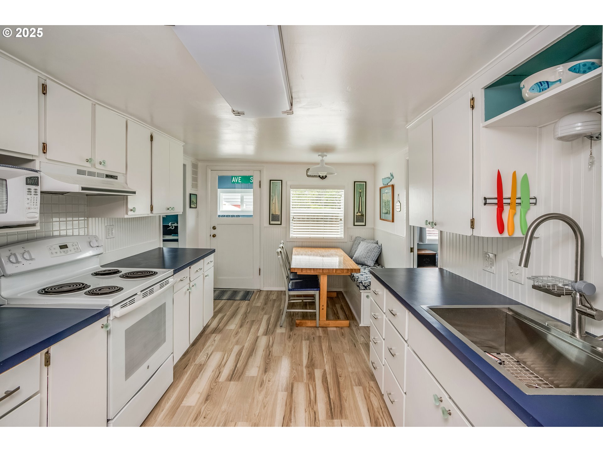 121 AVENUE S