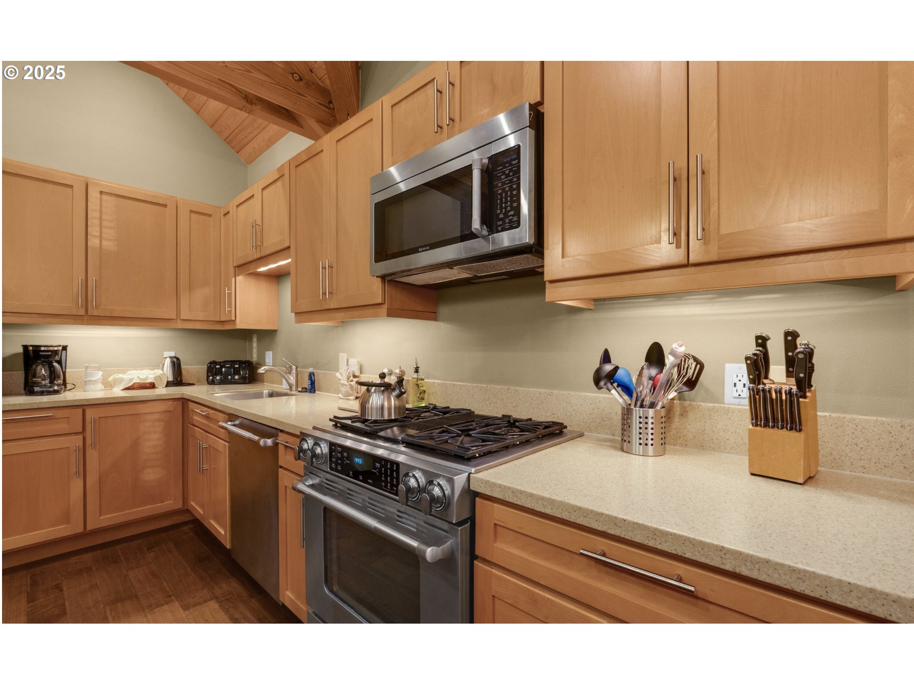 132 E SURFCREST AVE