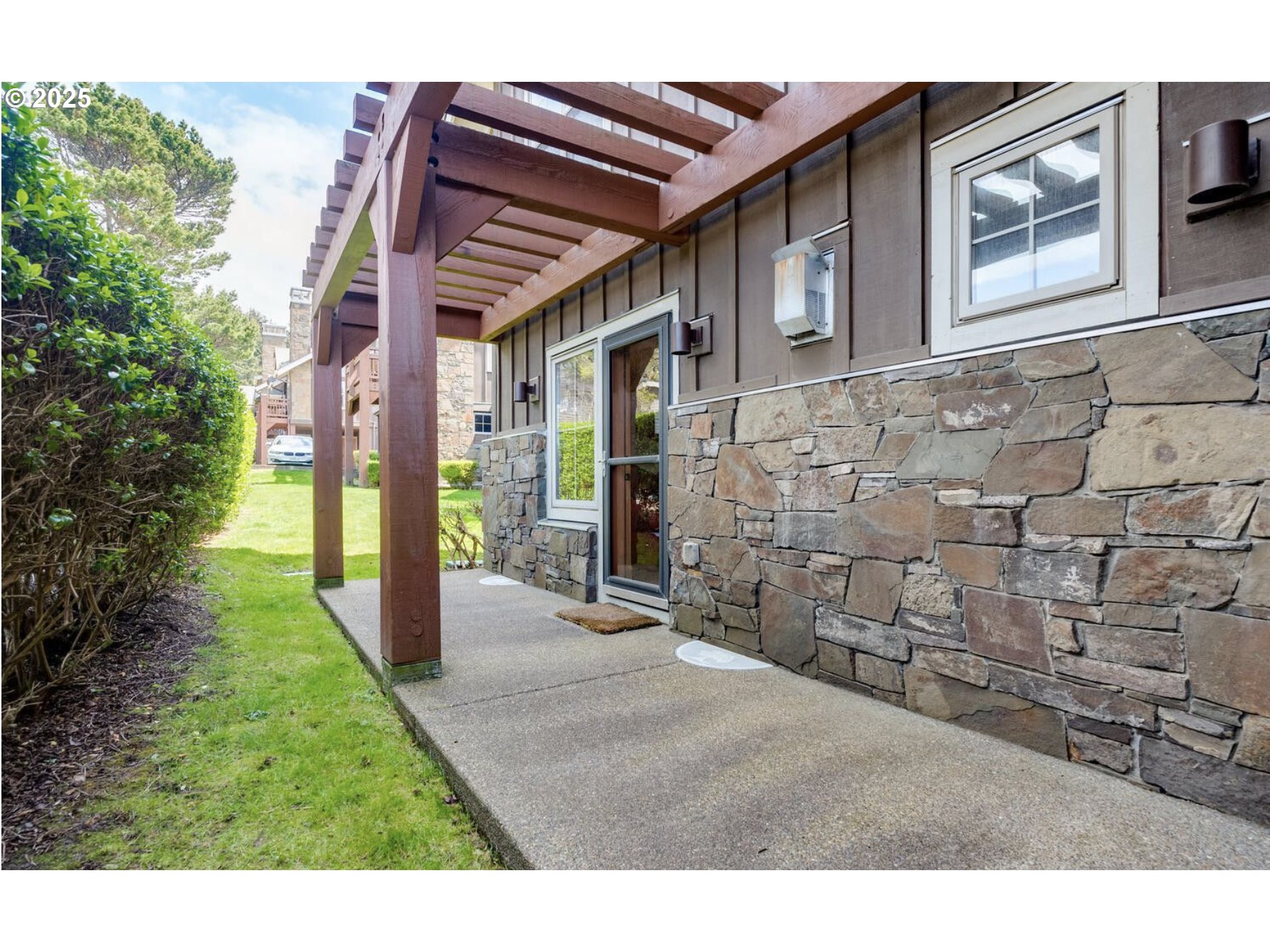 132 E SURFCREST AVE