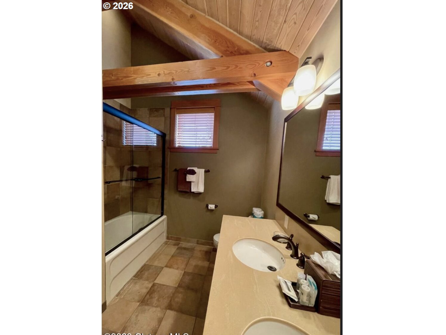 132 E SURFCREST AVE B2-B