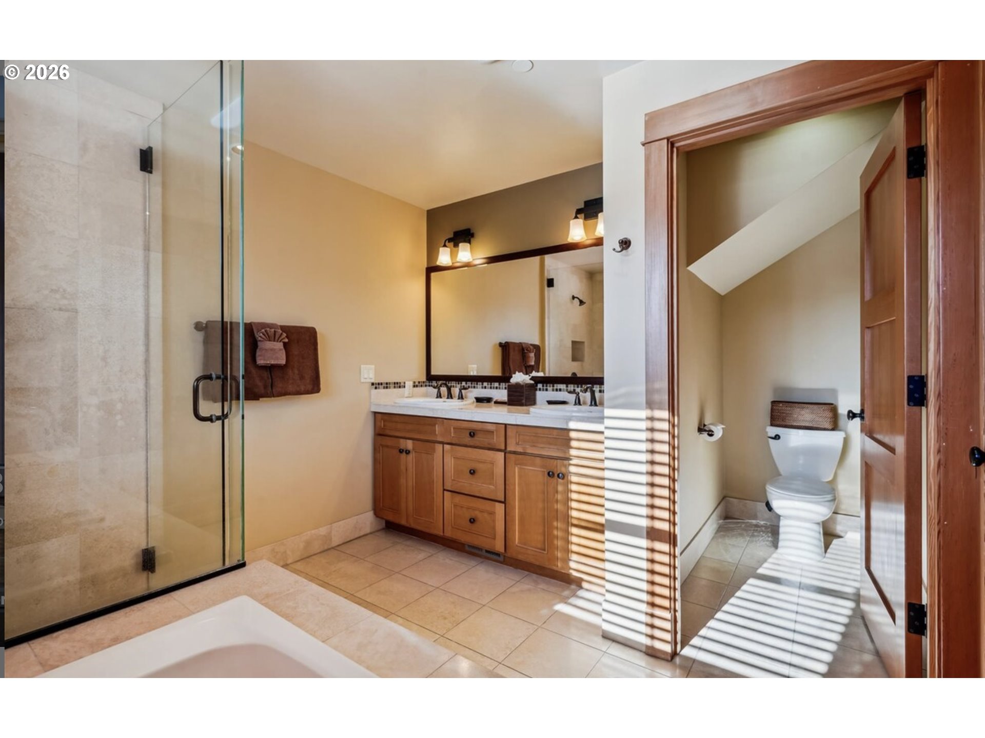132 E SURFCREST AVE B2-B