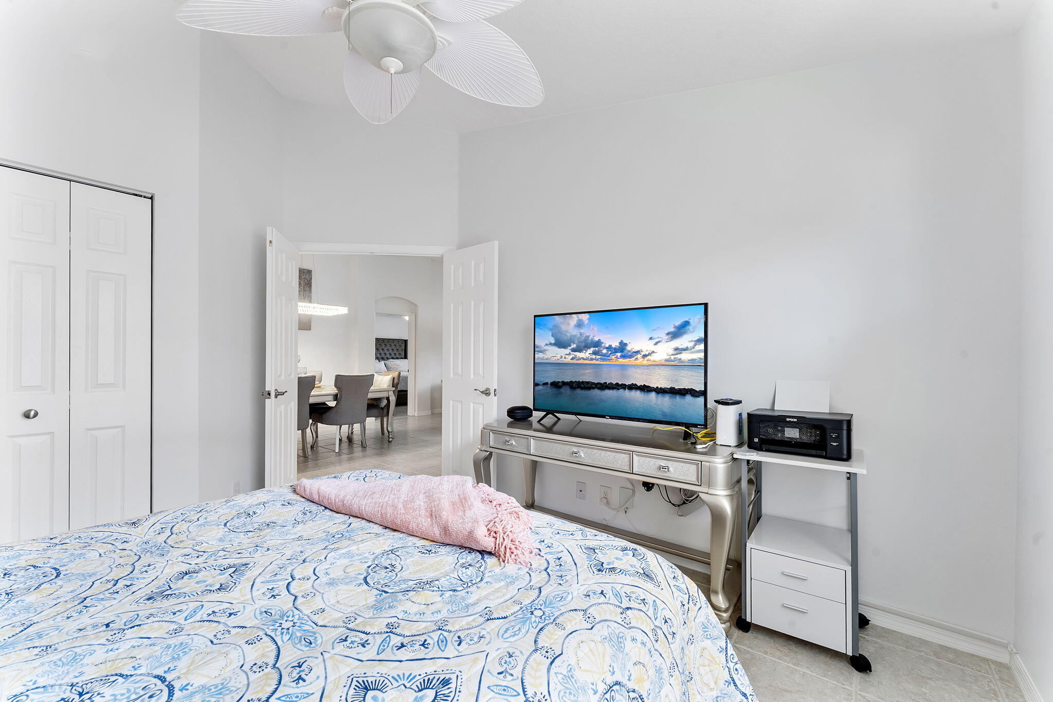 6887 Viale Elizabeth