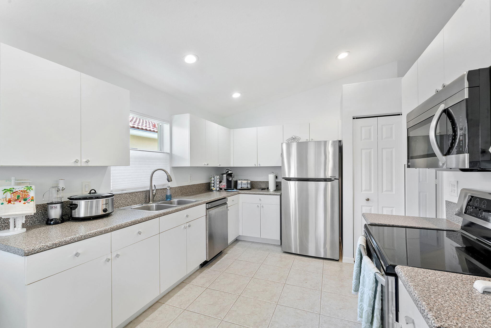 6887 Viale Elizabeth
