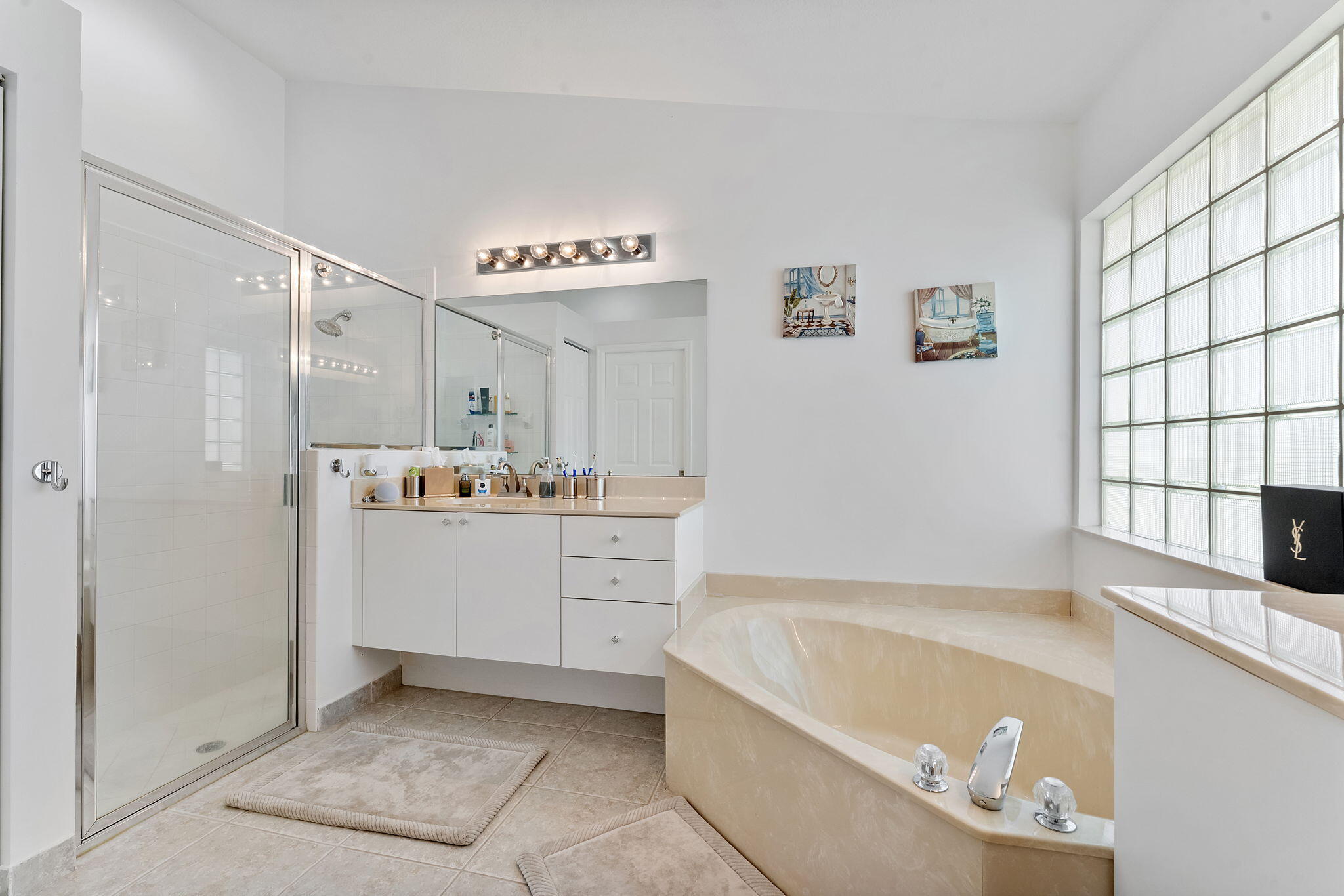 6887 Viale Elizabeth