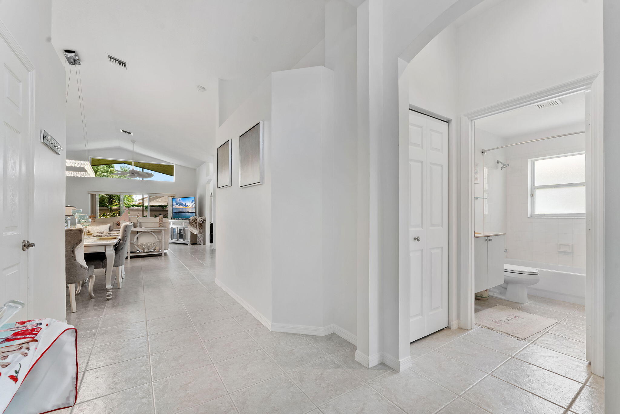 6887 Viale Elizabeth