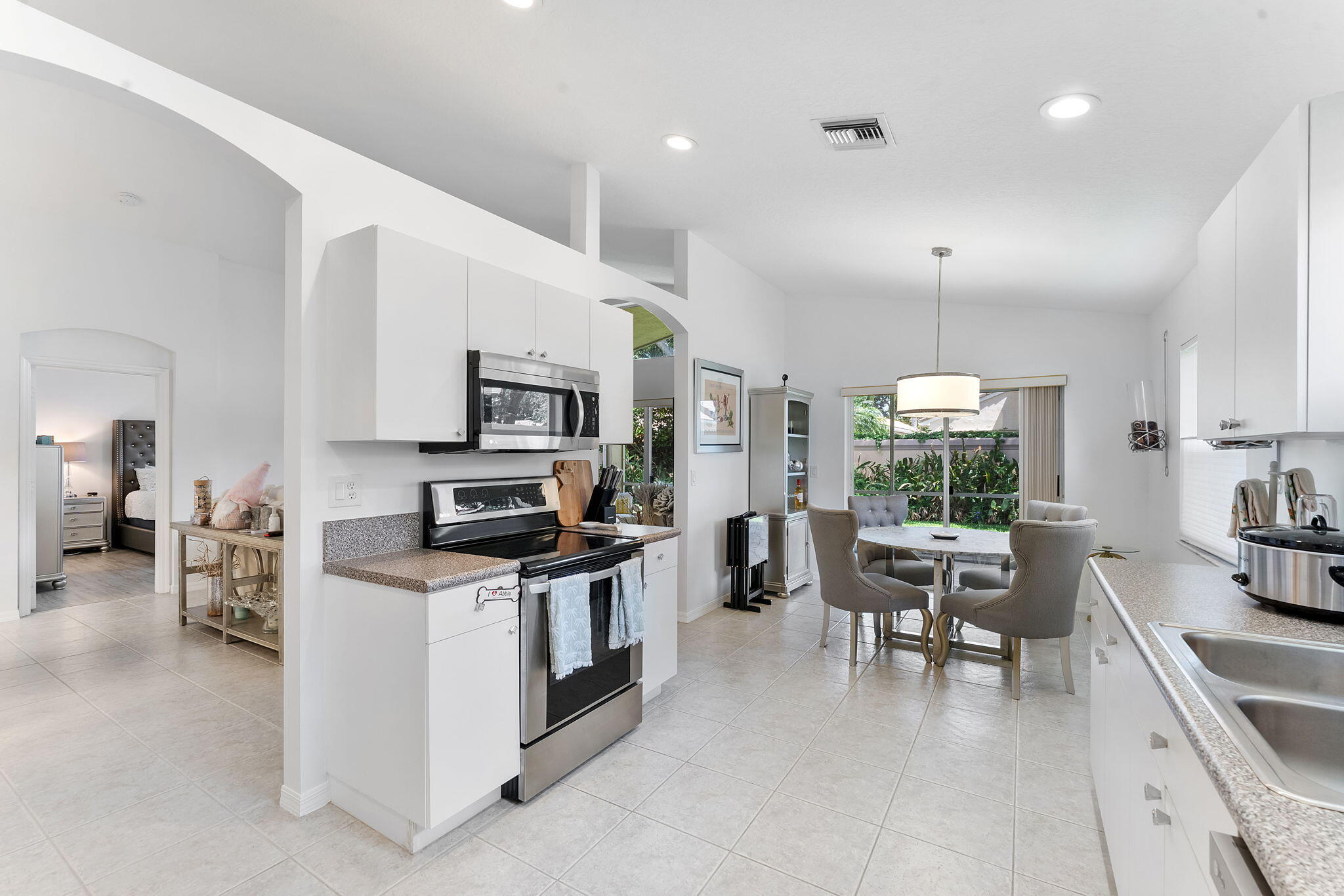 6887 Viale Elizabeth