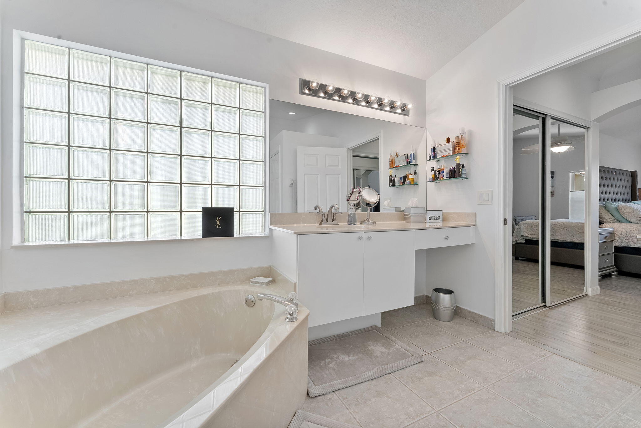 6887 Viale Elizabeth