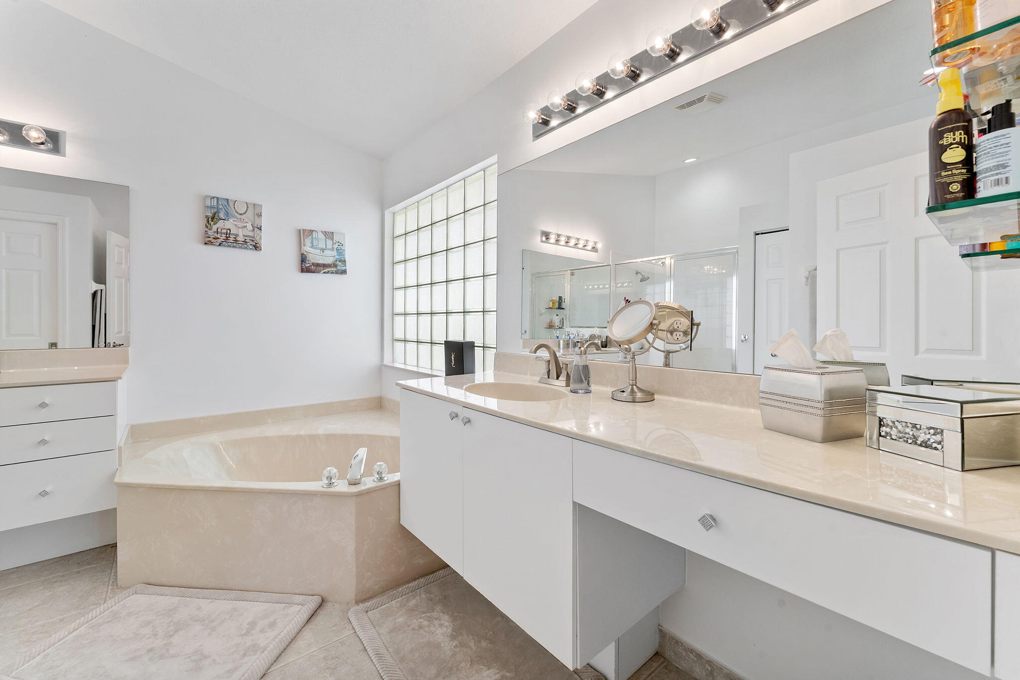 6887 Viale Elizabeth