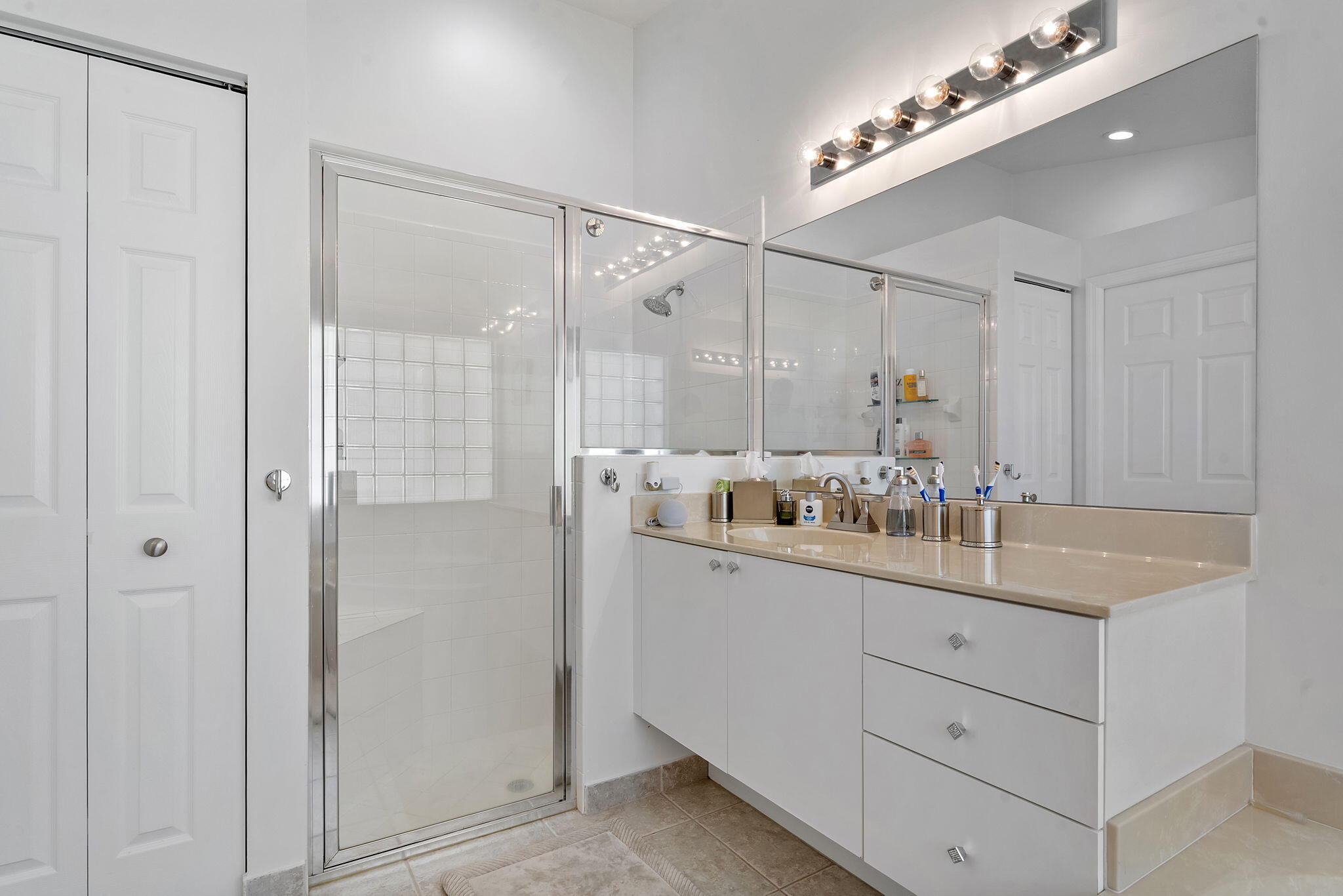 6887 Viale Elizabeth