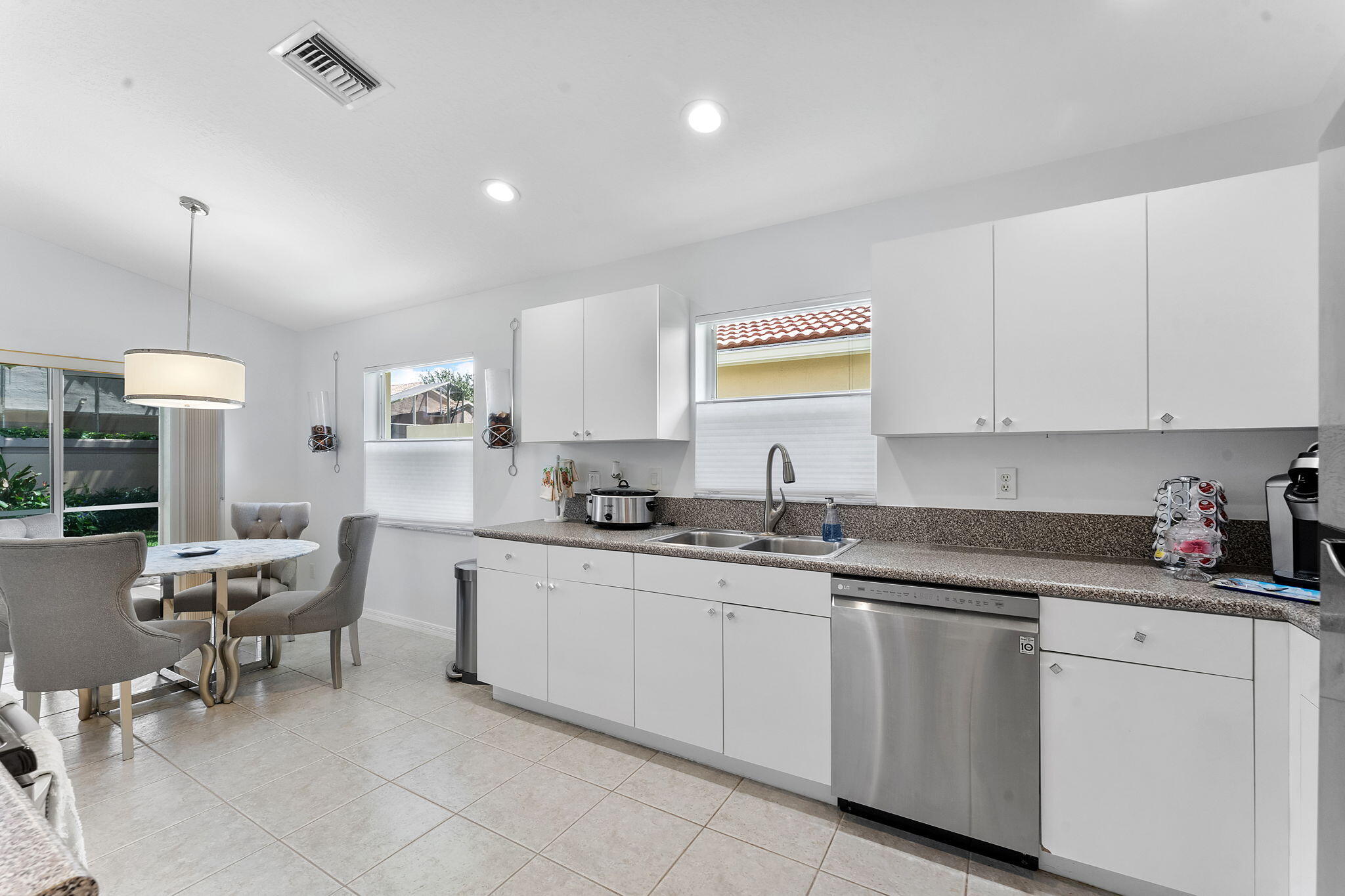 6887 Viale Elizabeth