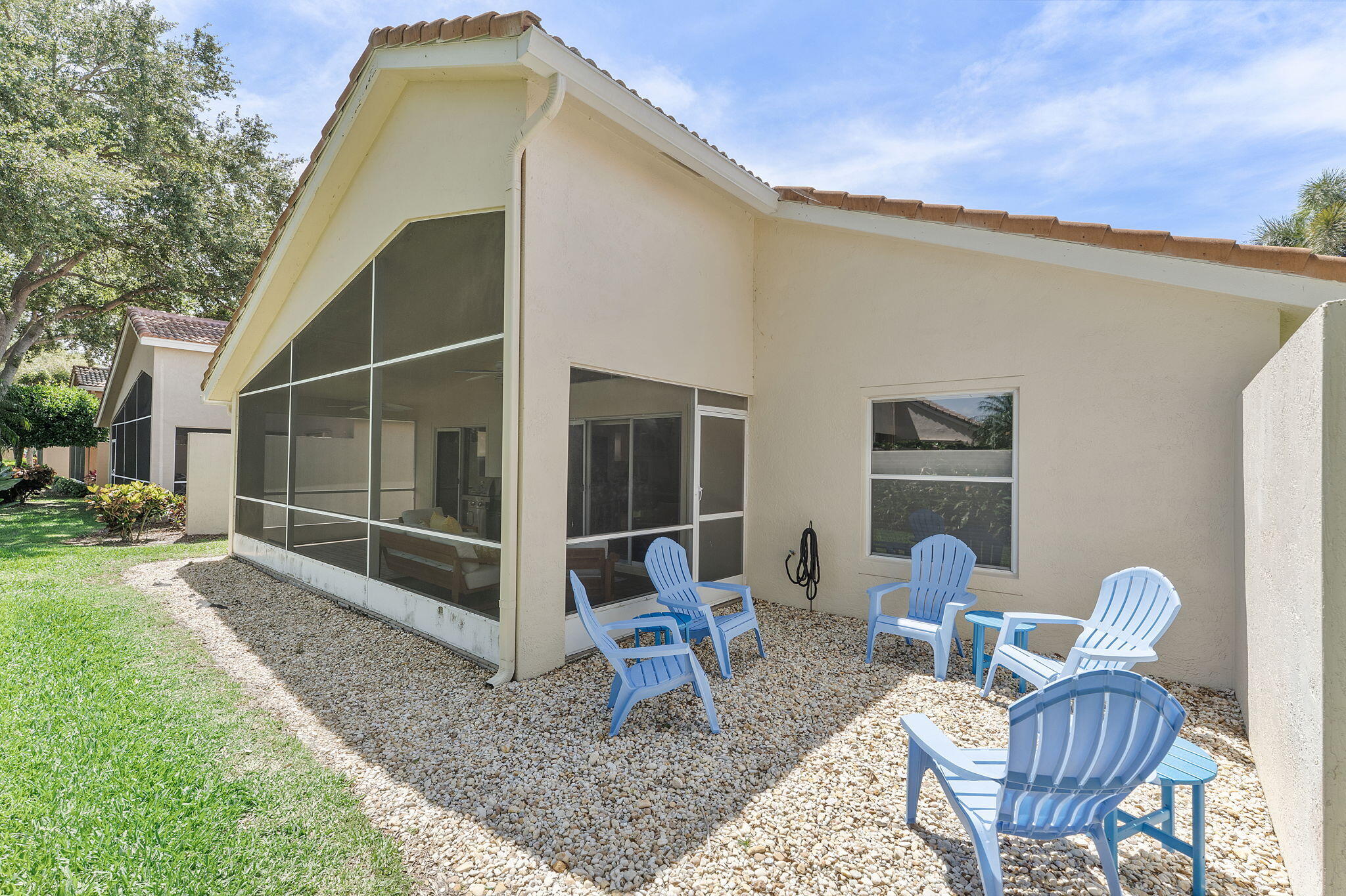 6887 Viale Elizabeth