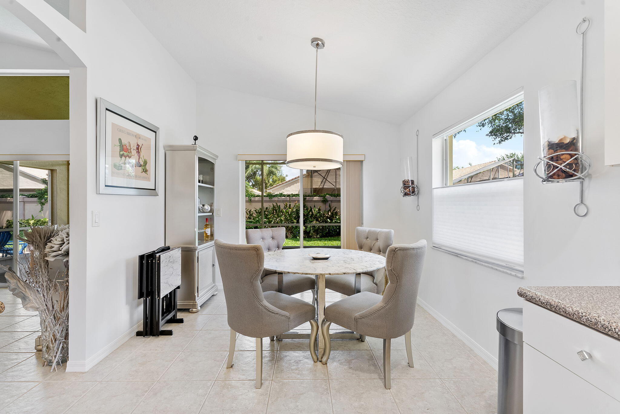 6887 Viale Elizabeth