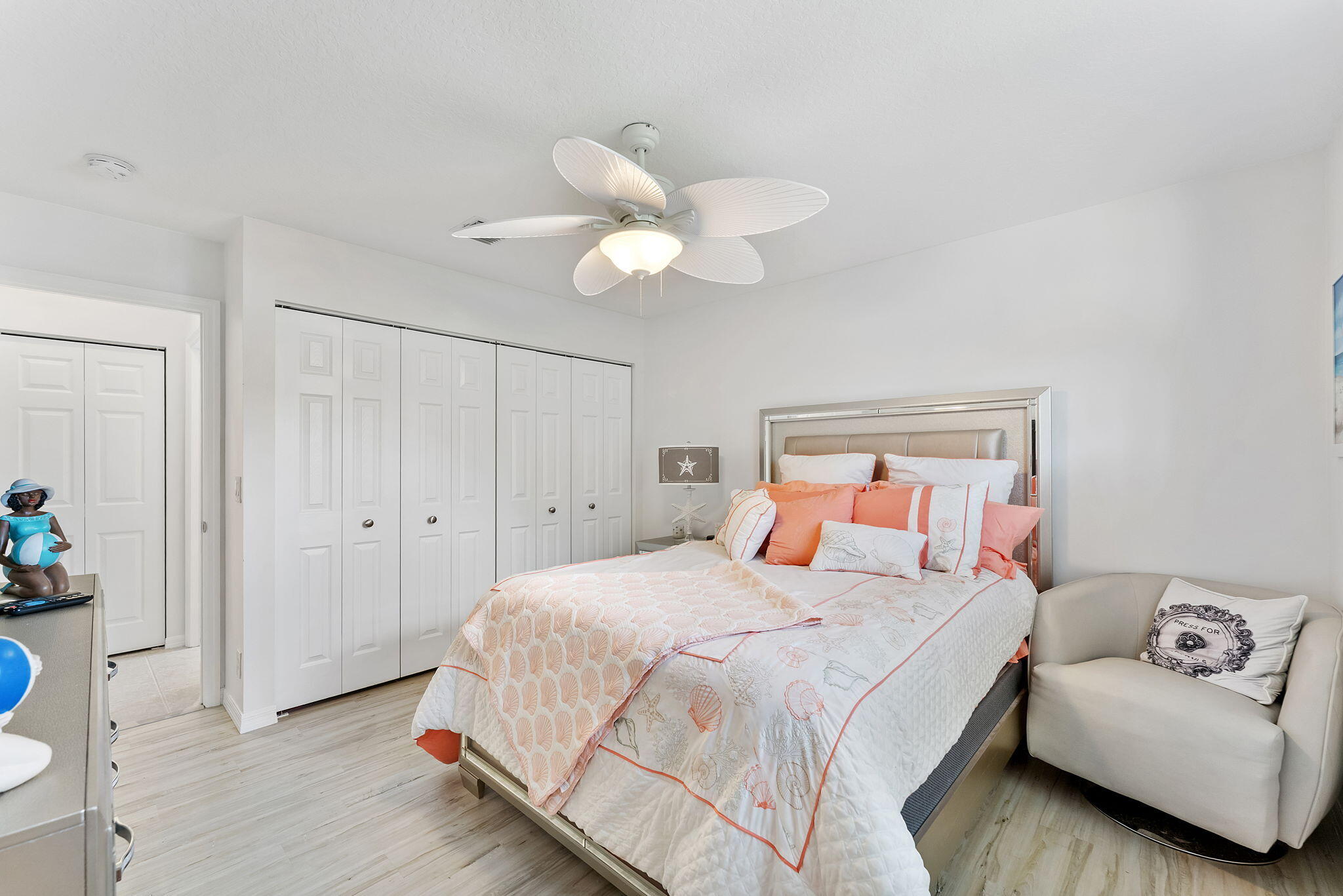 6887 Viale Elizabeth
