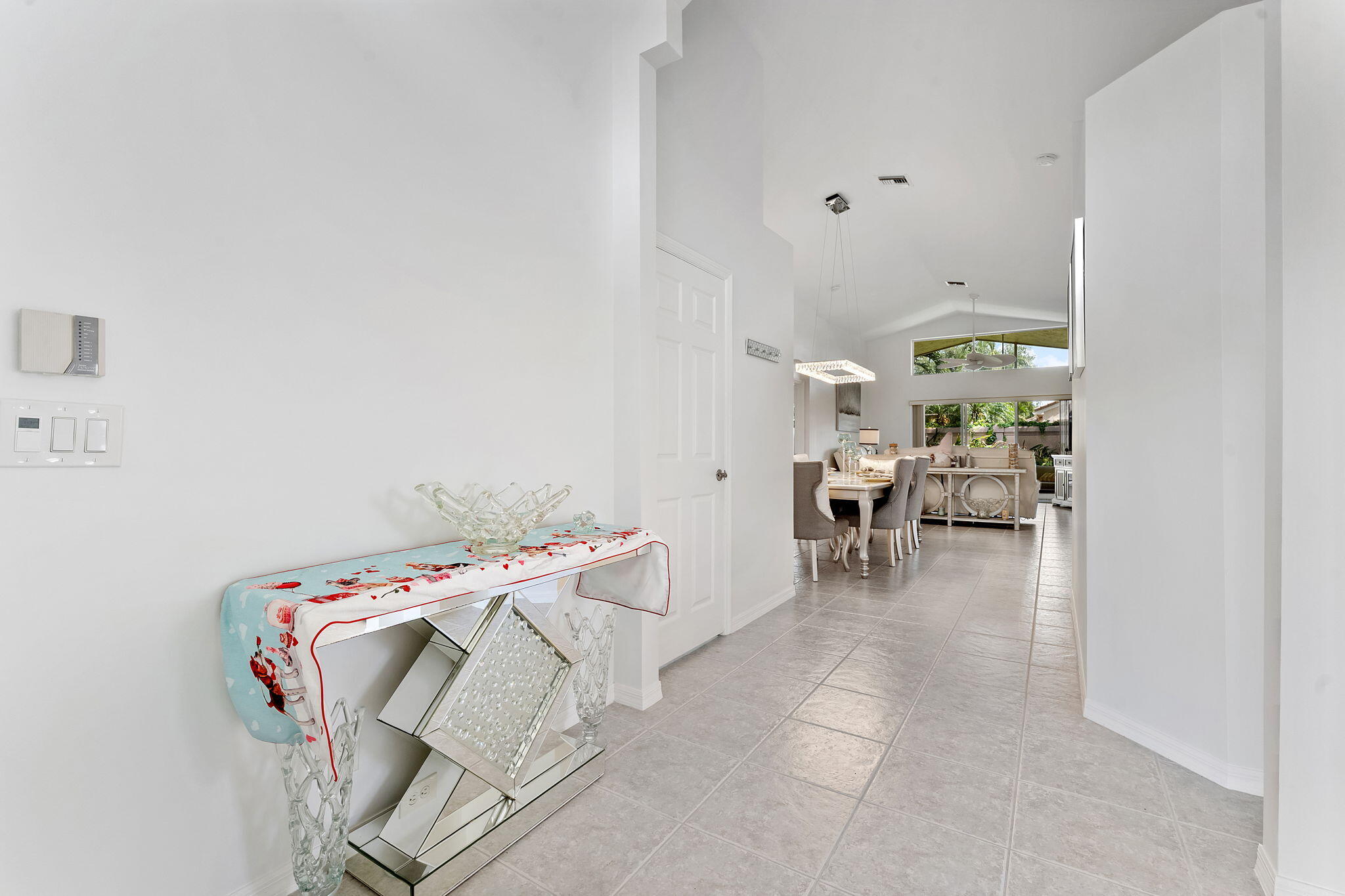 6887 Viale Elizabeth