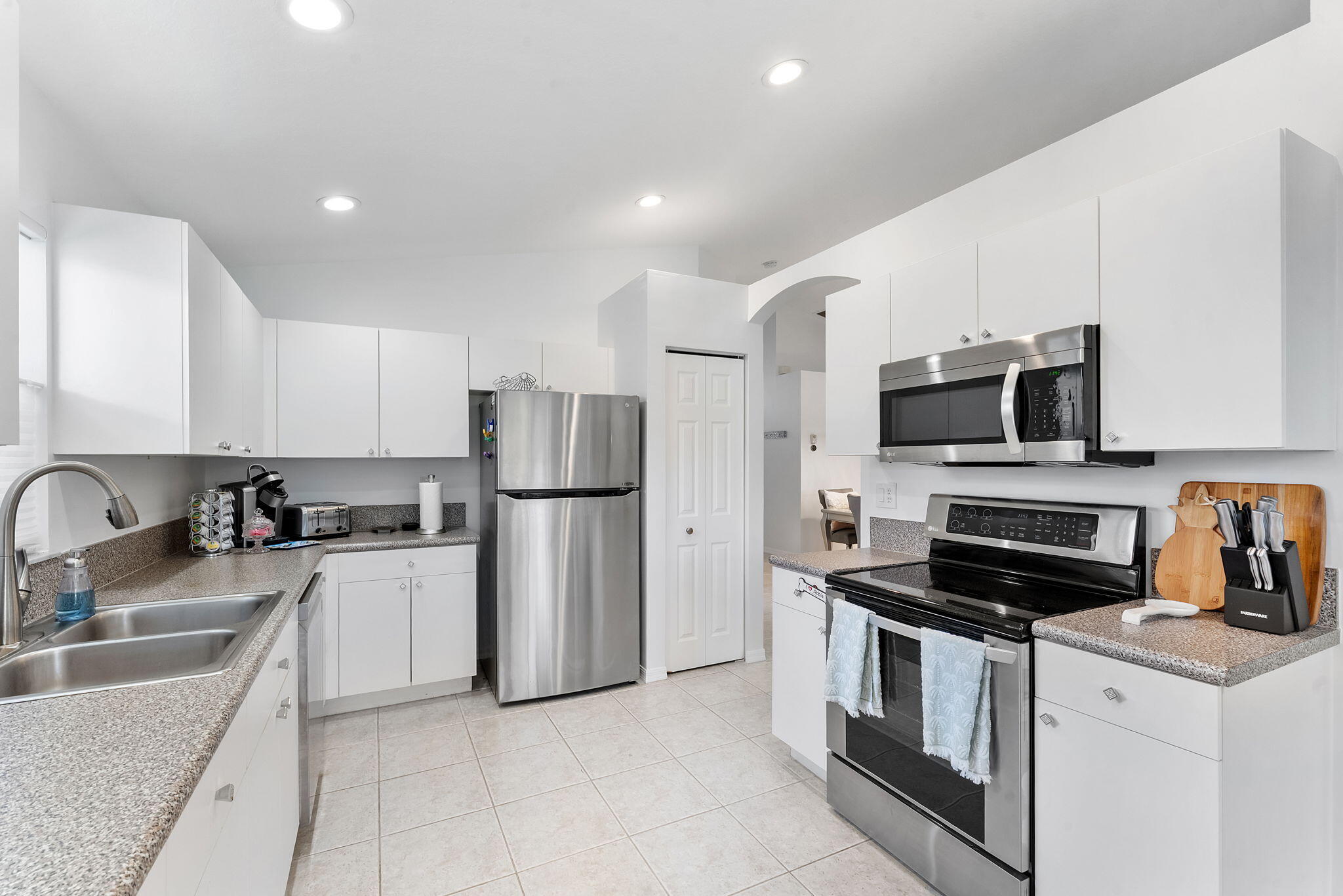 6887 Viale Elizabeth