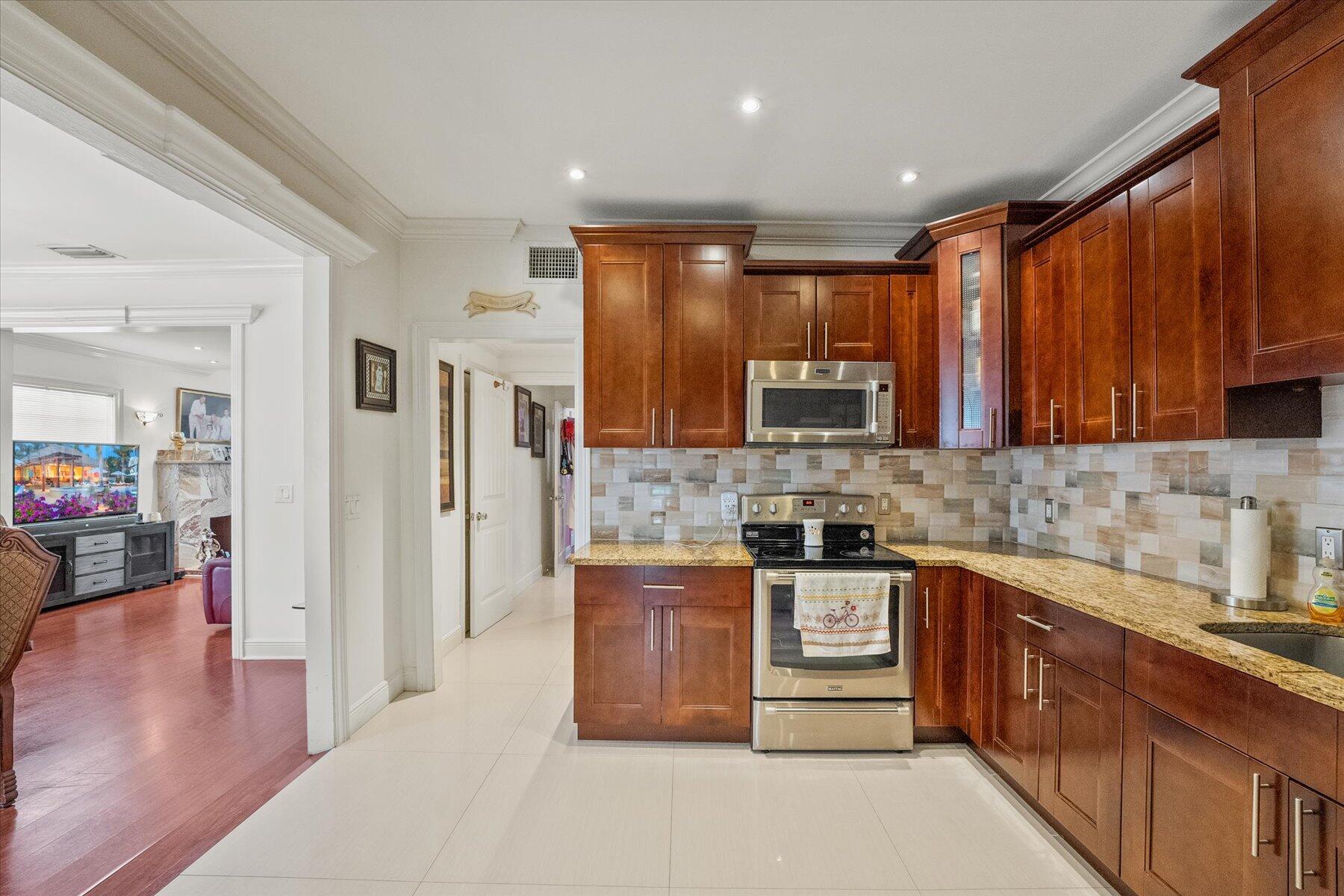 933 Almeria Road
