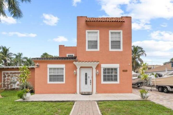 933 Almeria Road