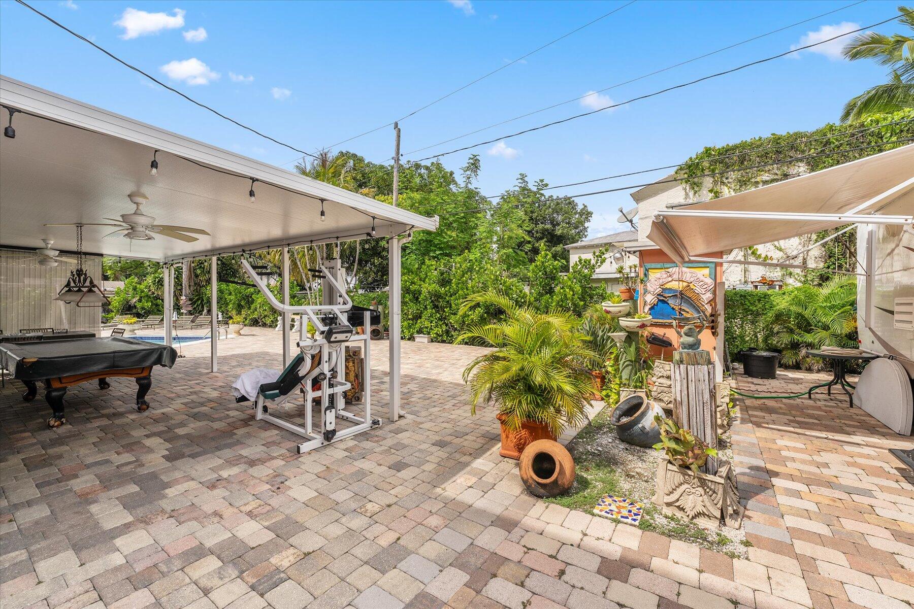933 Almeria Road