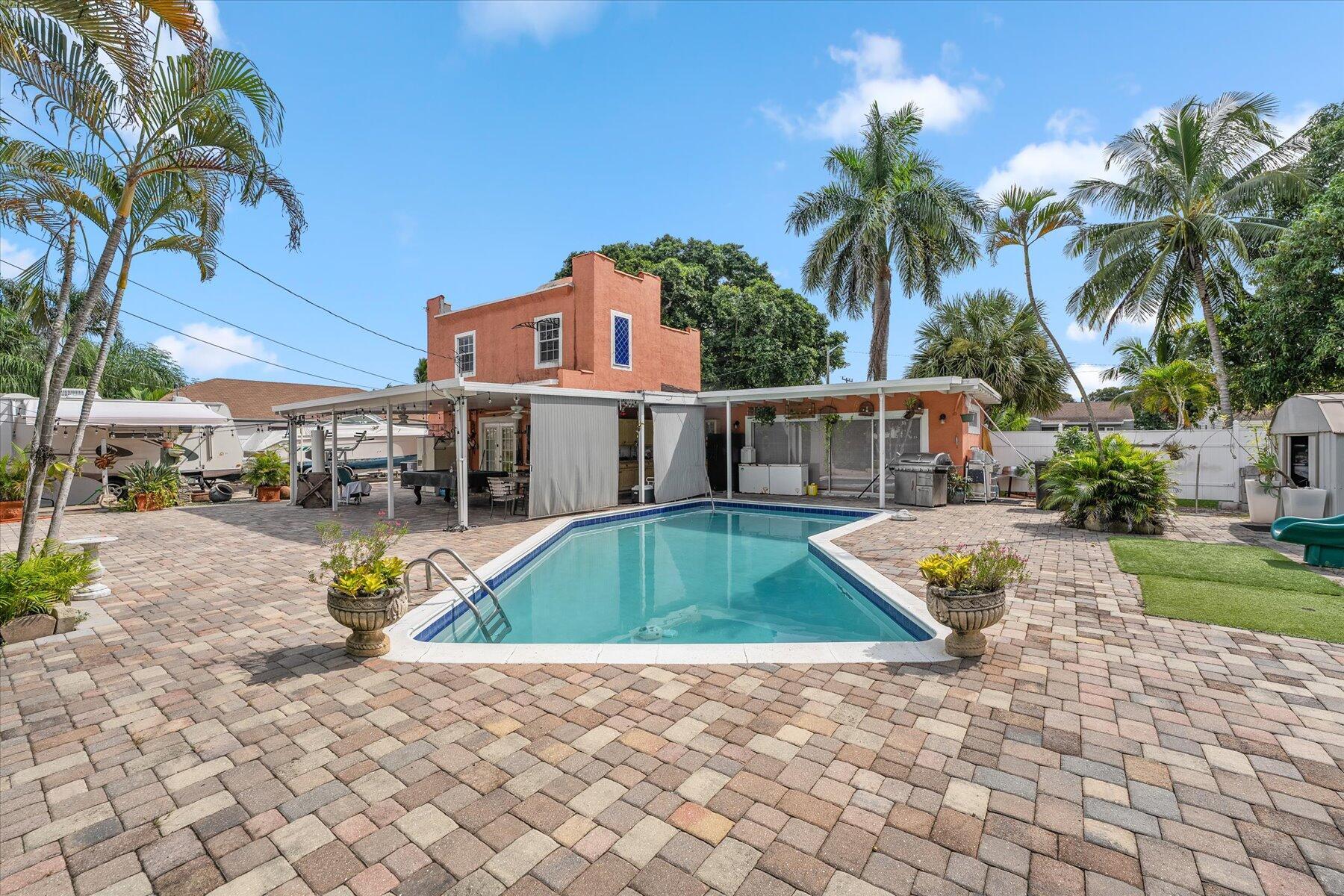 933 Almeria Road
