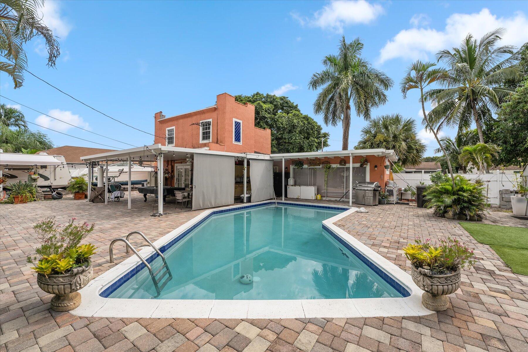 933 Almeria Road