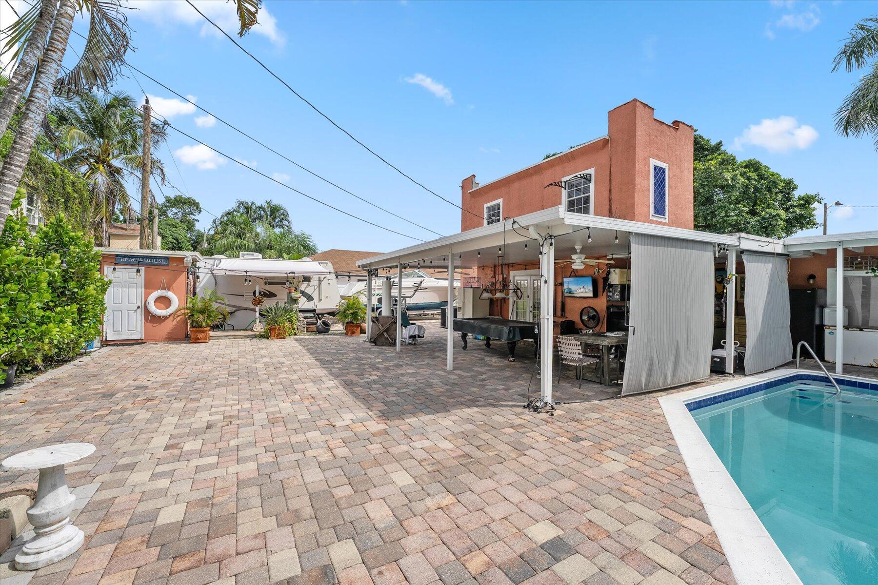 933 Almeria Road