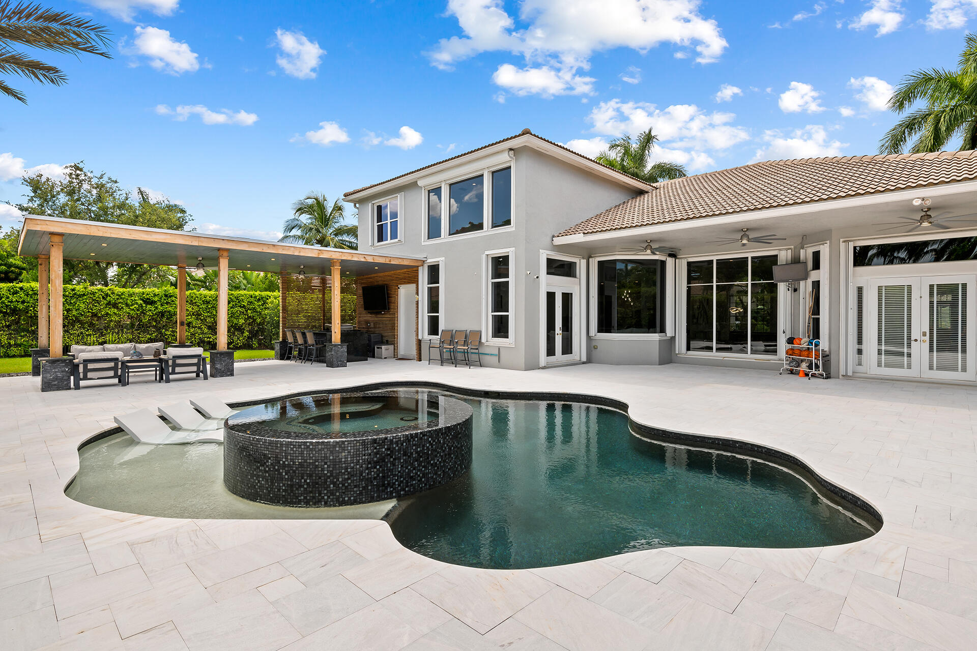 10162 NW 69th Manor