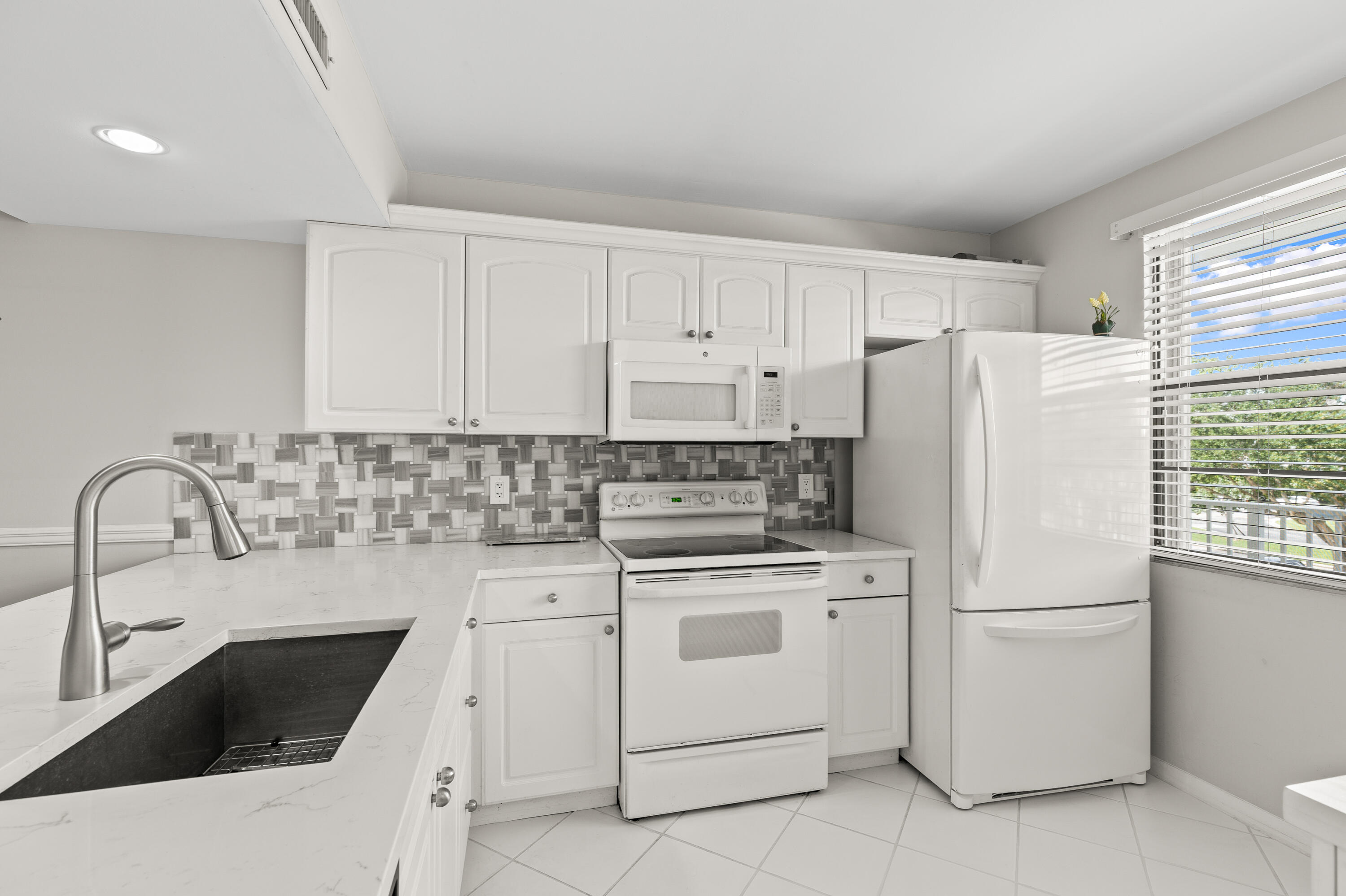 6073 Balboa Circle 303