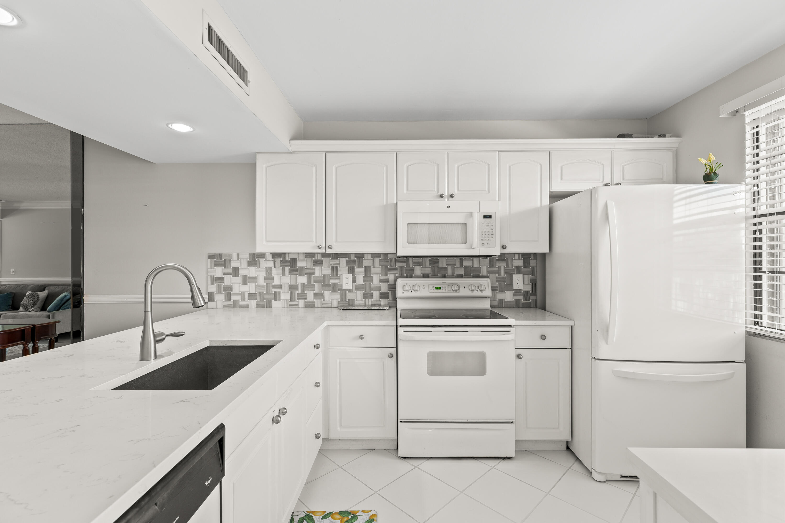 6073 Balboa Circle 303