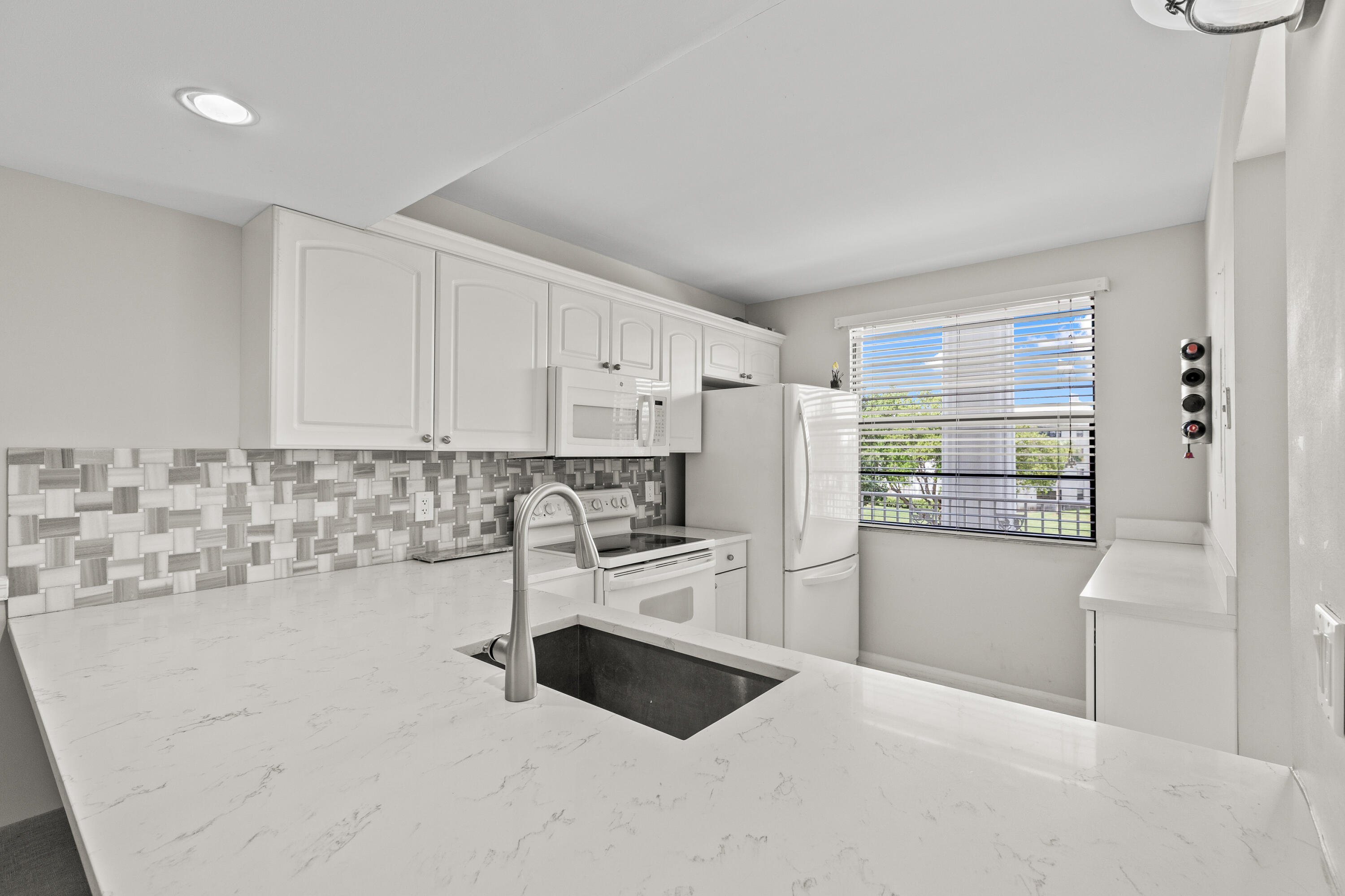 6073 Balboa Circle 303