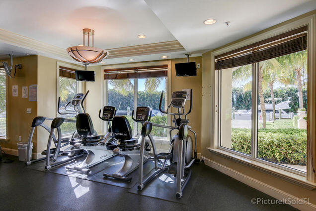 806 E Windward Way 401