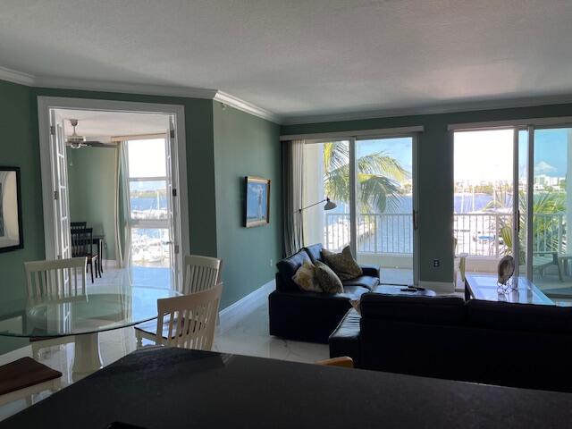 806 E Windward Way 401