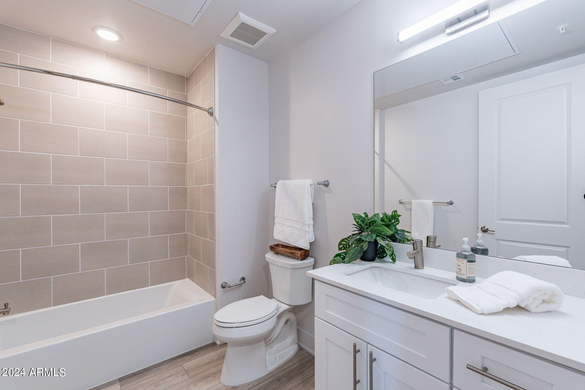3131 N CENTRAL Avenue, 6013