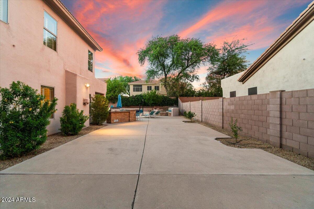 4512 E Robin Lane