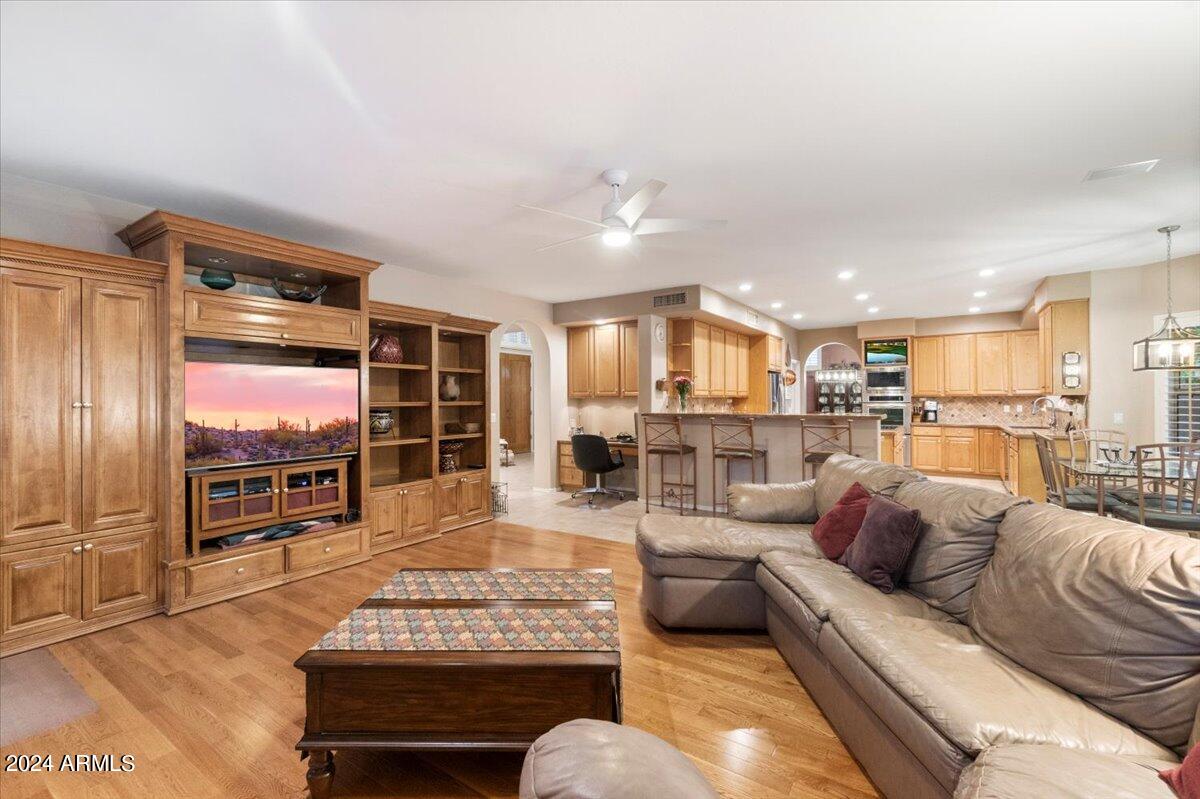 4512 E Robin Lane