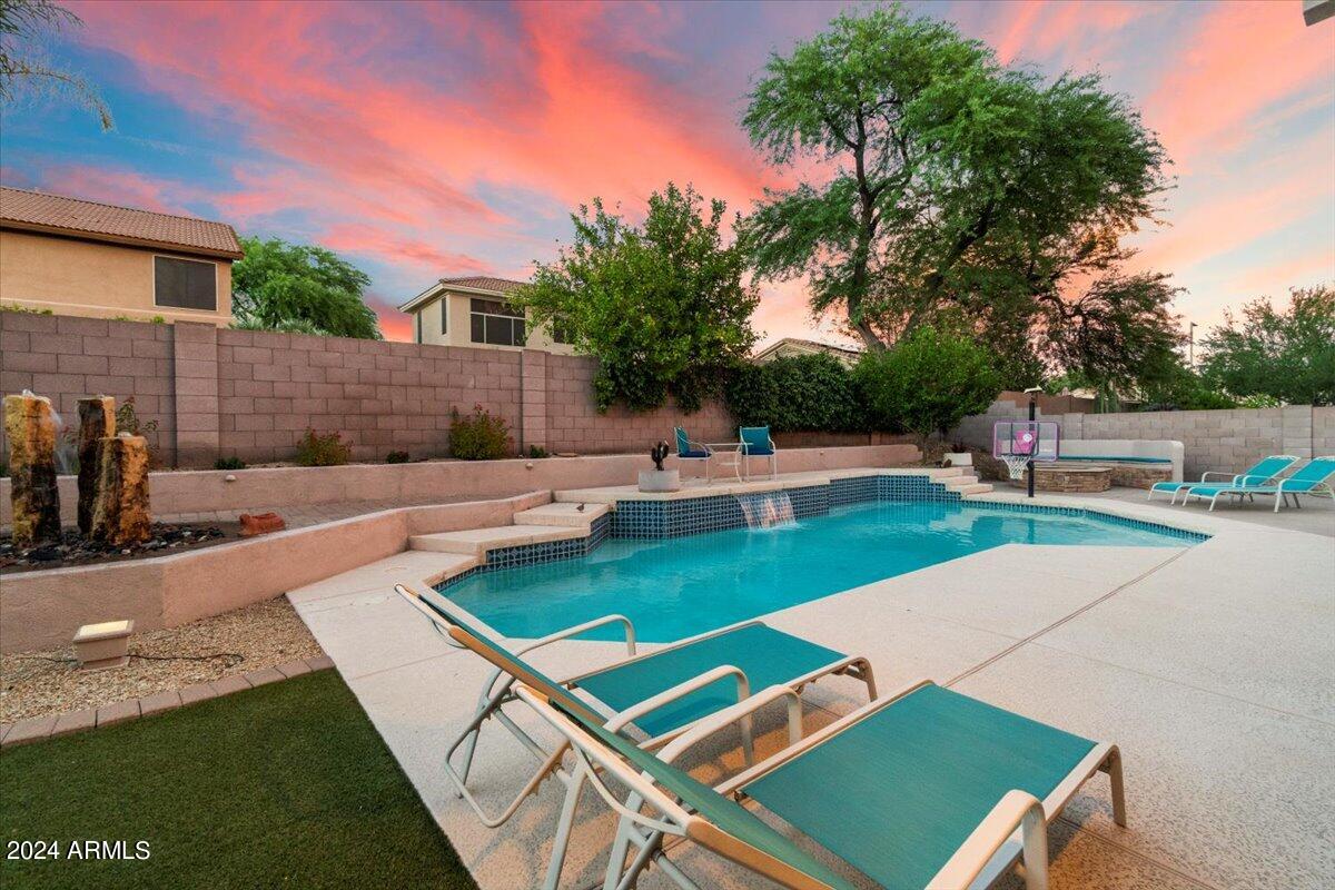 4512 E Robin Lane