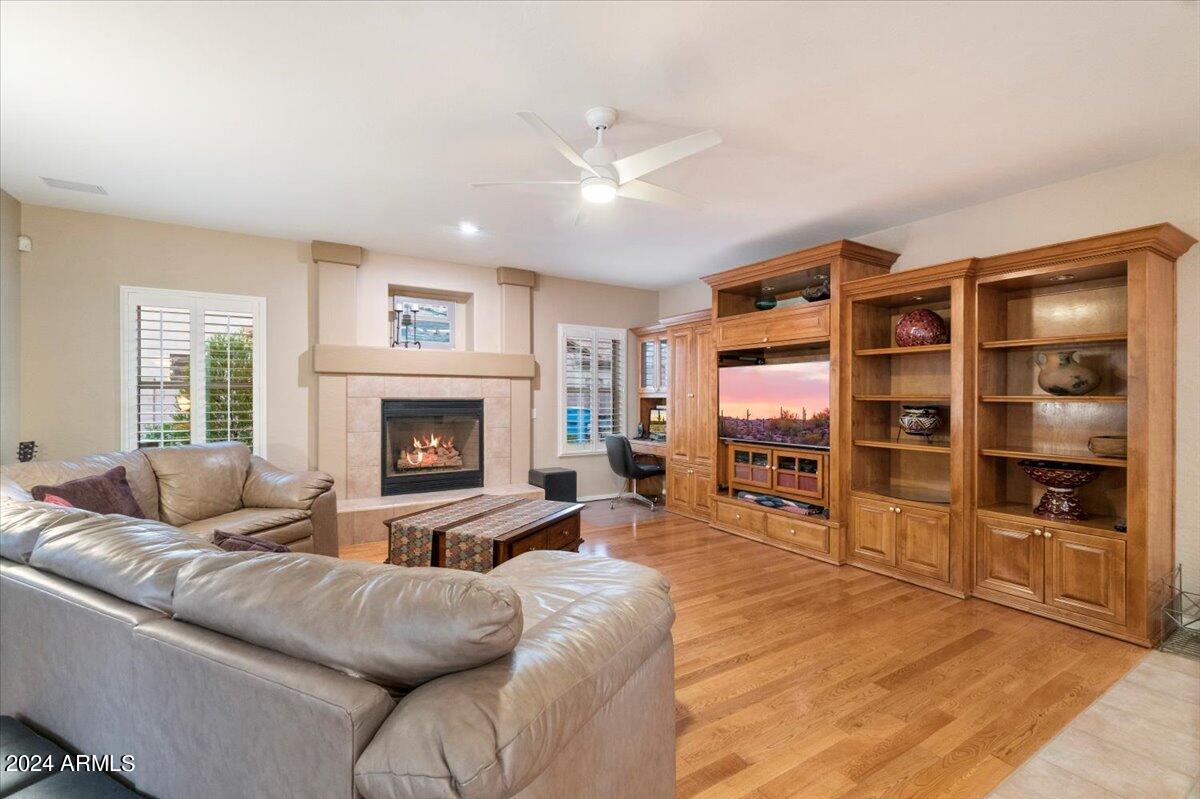 4512 E Robin Lane