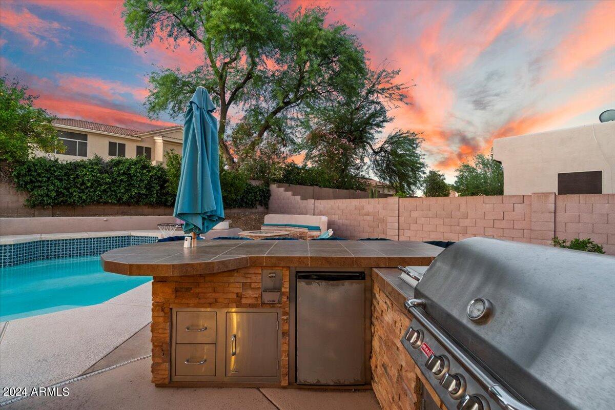 4512 E Robin Lane