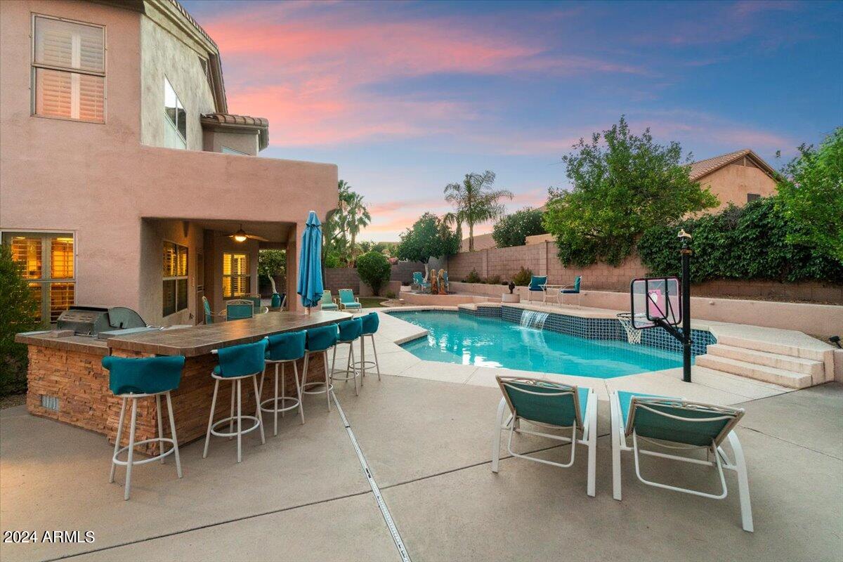 4512 E Robin Lane
