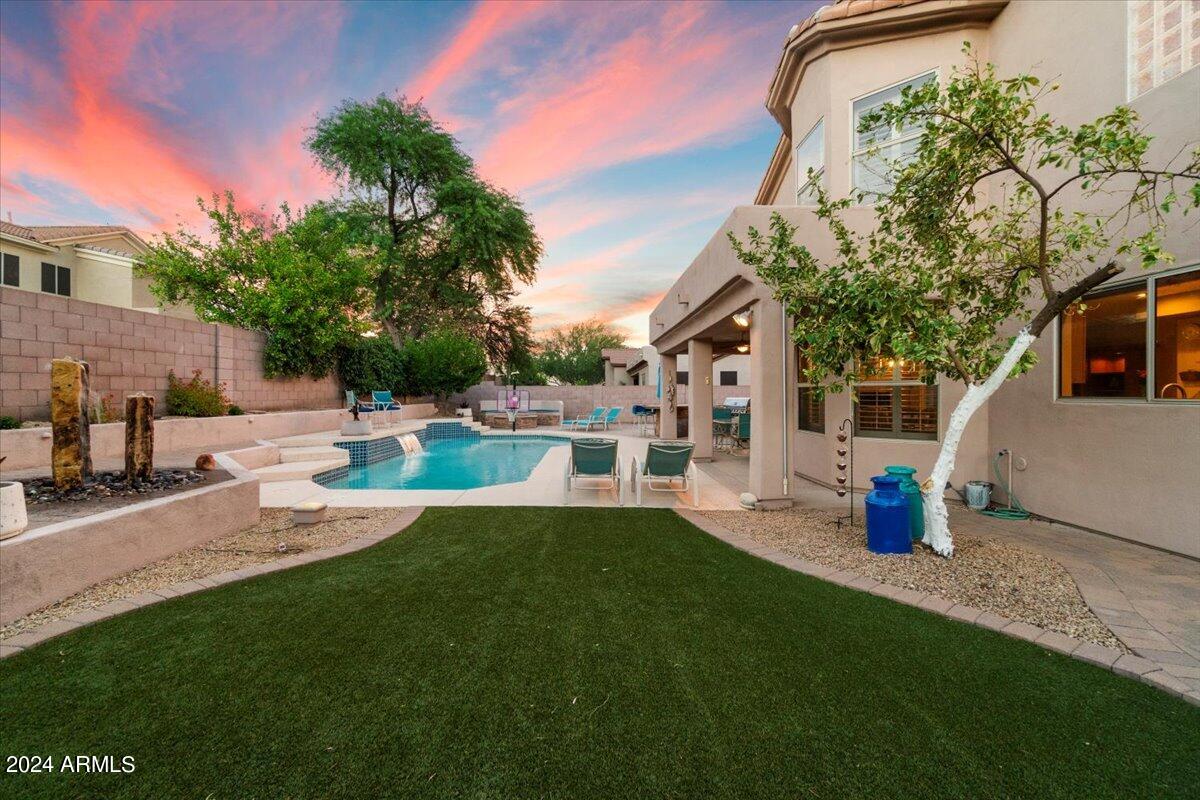 4512 E Robin Lane