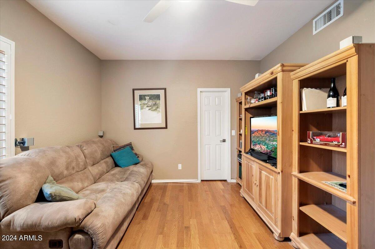 4512 E Robin Lane